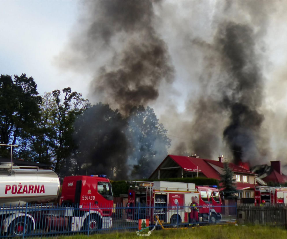 Ciężarówka z napisem Straż Pożarna i wozy bojowe gaszące pożar w Nisku. O tragedii przeczytasz na Eska Rzeszów.