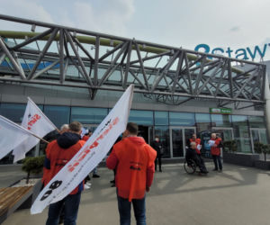Związkowcy protestowali pod sklepami sieci Auchan