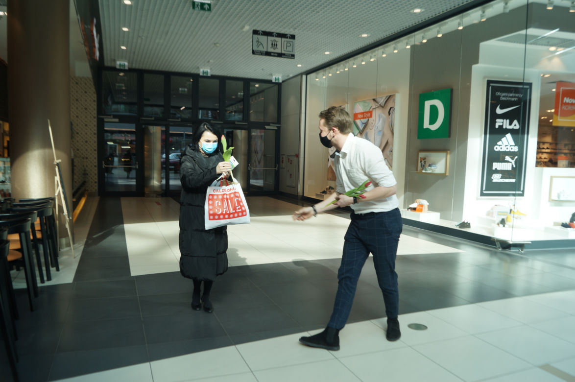 Reporterzy Radia Eska wręczali szczeciniankom tulipany w CH Galaxy