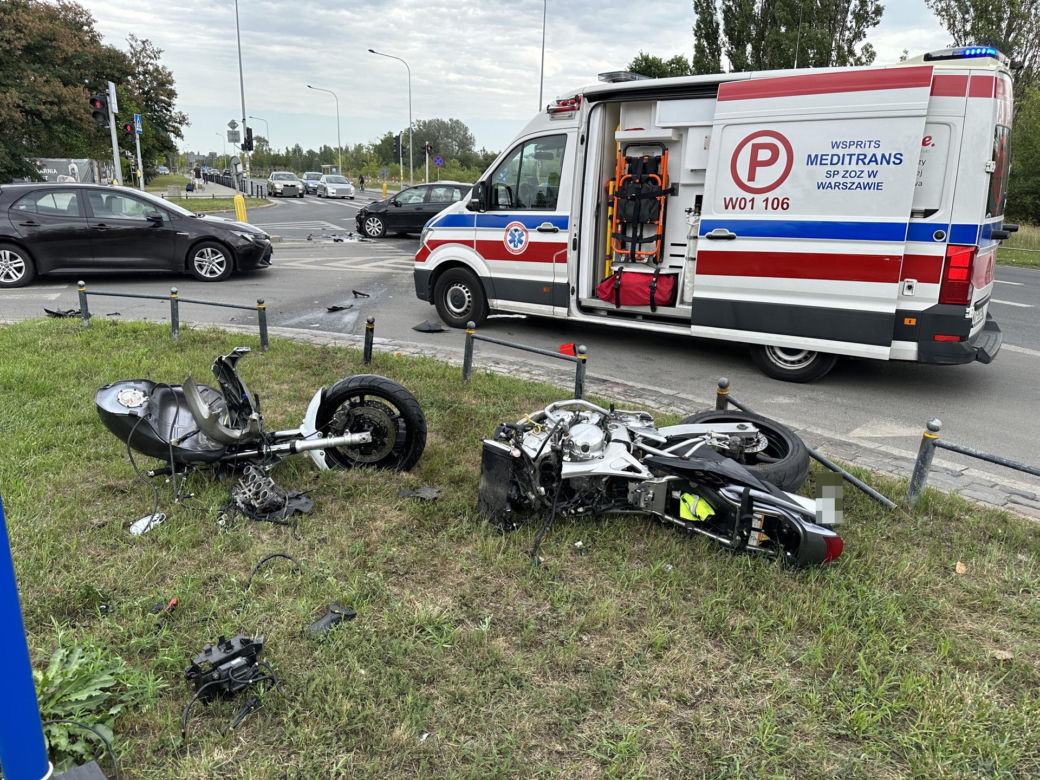 Rąbnął w auto, jego motocykl pękł na pół. Motocyklista w szpitalu