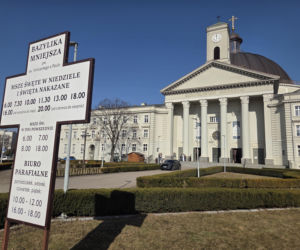 Kody QR na kościelnych ławkach. Nowość w bydgoskiej bazylice dzieli wiernych. „Bezczelność nie zna granic”