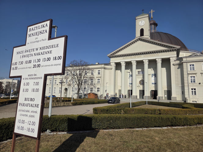 Kody QR na kościelnych ławkach. Nowość w bydgoskiej bazylice dzieli wiernych. „Bezczelność nie zna granic”