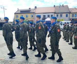 Ślubuję! – patriotyczne sceny na Rynku w Starachowicach