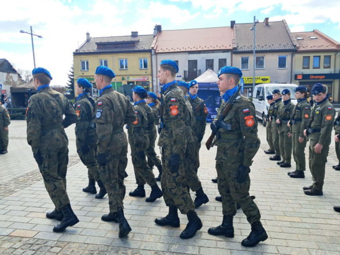 "Ślubuję!" – patriotyczne sceny na Rynku w Starachowicach