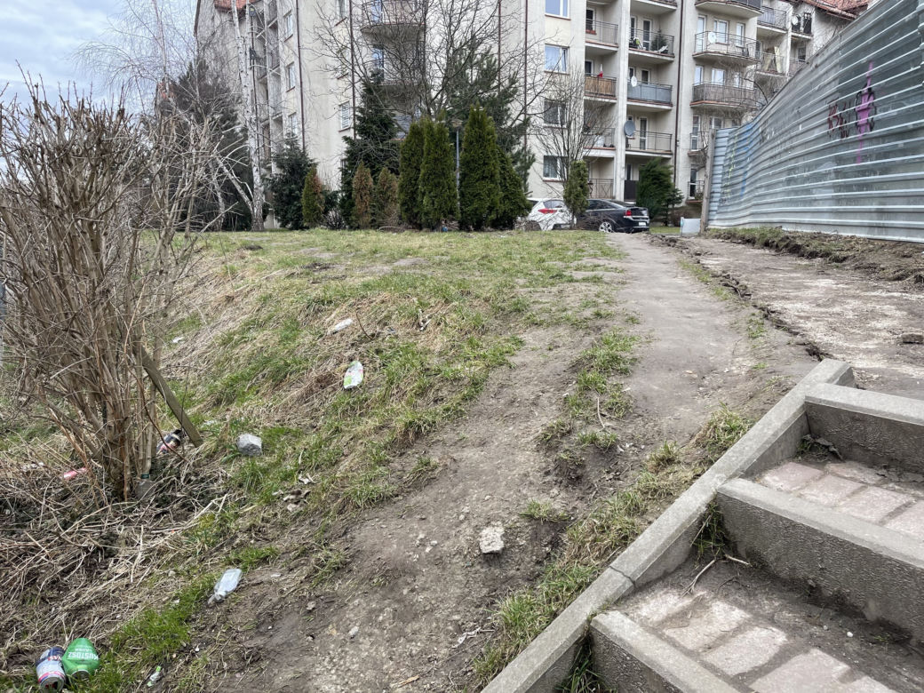 Mieszkańcy nie mogą już korzystać z popularnego skrótu. To teren prywatny dewelopera. „Niech nas pozamykają na osiedlu”