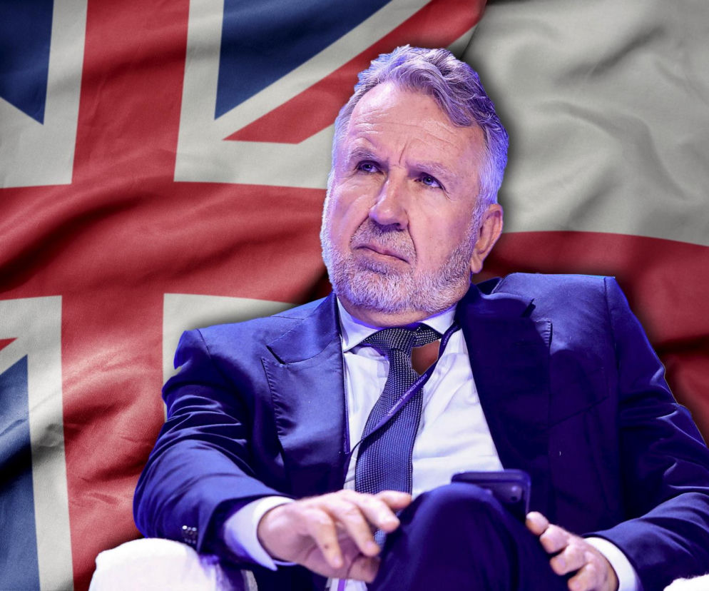 Michał Sołowow na tle flag Polski i Wielkiej Brytanii. O jego atomowych planach przeczytasz na SE Superbiz.