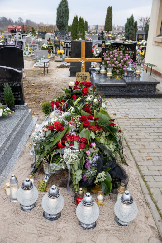 Pochowali arcybiskupa ukradkiem