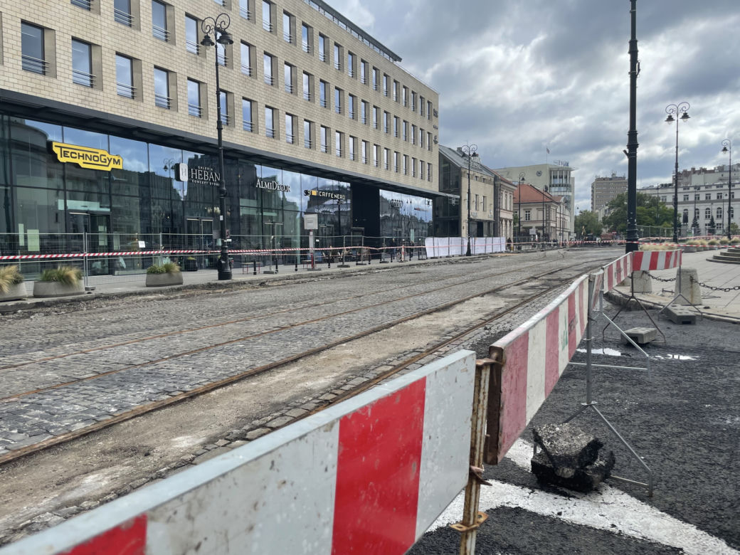 PRZEBUDOWA PLACU TRZECH KRZYŻY. DROGOWCY ODKOPALI ZABYTKOWY BRUK I TORY TRAMWAJOWE