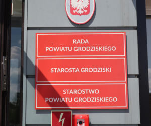 Aż 6 godzin w kolejce do urzędu w Grodzisku Mazowieckim: Nie mamy szans się dostać. Będą zmiany