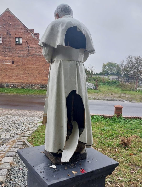 Zniszczona figura Jana Pawła II w Dębem