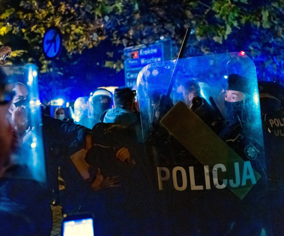Kraków: Policjanci rzucili tarcze i dołączyli do protestujących kobiet? To fake news