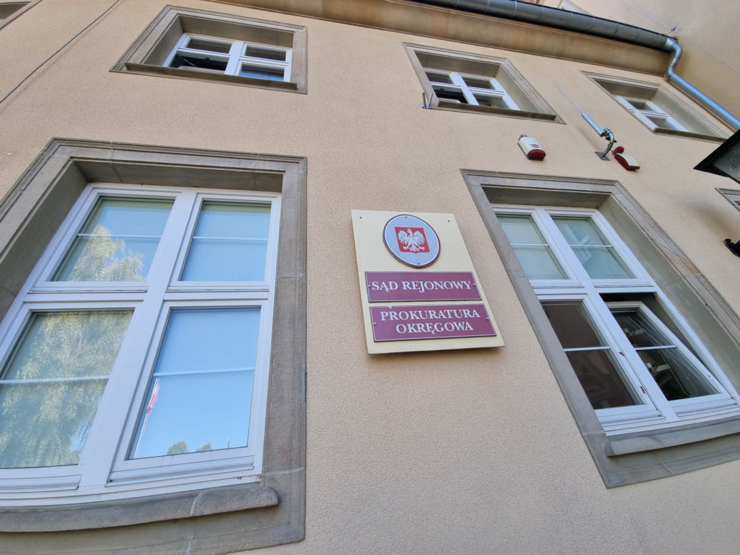 Dwójka dzieci wypadła z okna. Matka usłyszała wyrok