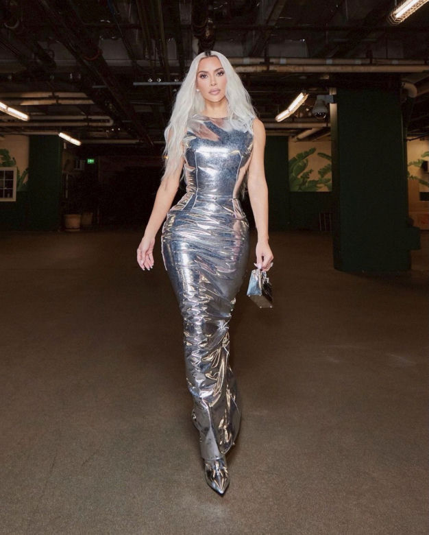  Pupa Kim Kardashian wróciła! Jest większa niż wcześniej? Gwiazda wypina śmiało ciało