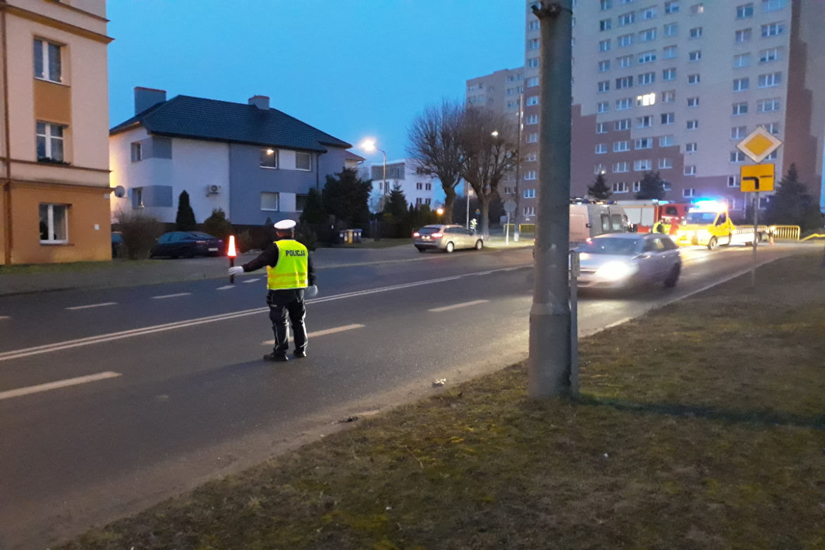 19-latek nie ustąpił pierwszeństwa i wjechał w auto! Ranna kobieta [ZDJĘCIA]