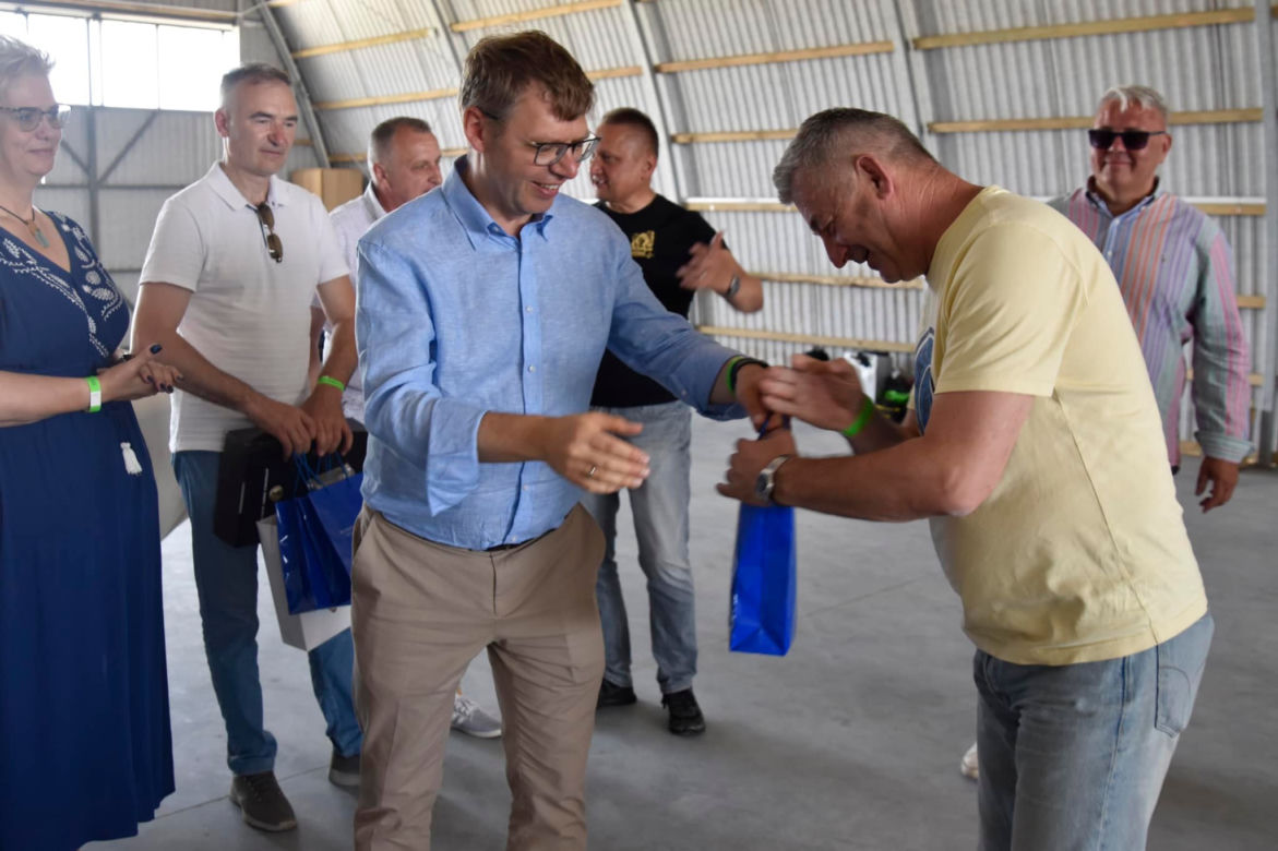 Rodzinny Piknik Lotniczy w Gryźlinach 2023. Lotnicy-akrobaci zachwycili publiczność