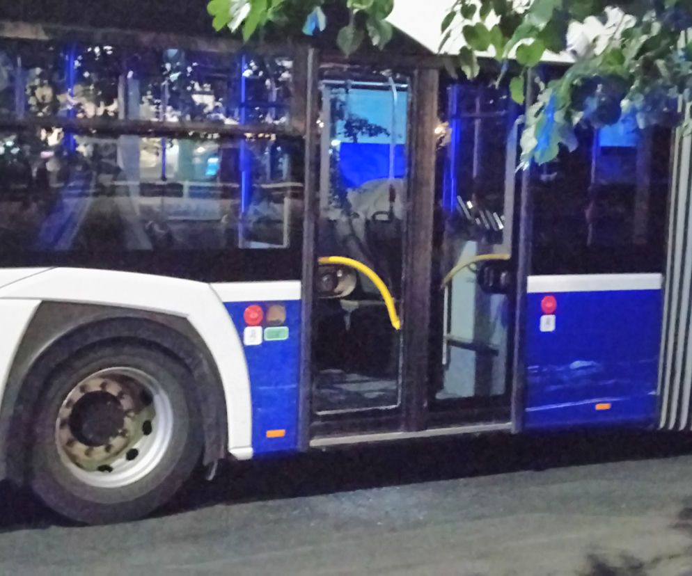 Kraków: Samochód stoczył się ze wzniesienia i... uderzył w autobus