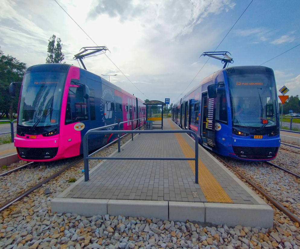 Dwa nowoczesne tramwaje na peronie w Sosnowcu. O nowym przetargu na budowę torowiska przeczytasz w serwisie Architektura.