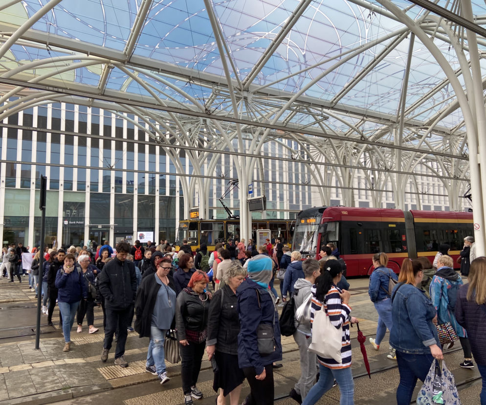 Blokada przystanku Piotrkowska Centrum przez strajkujących pracowników łódzkiego MOPS-u