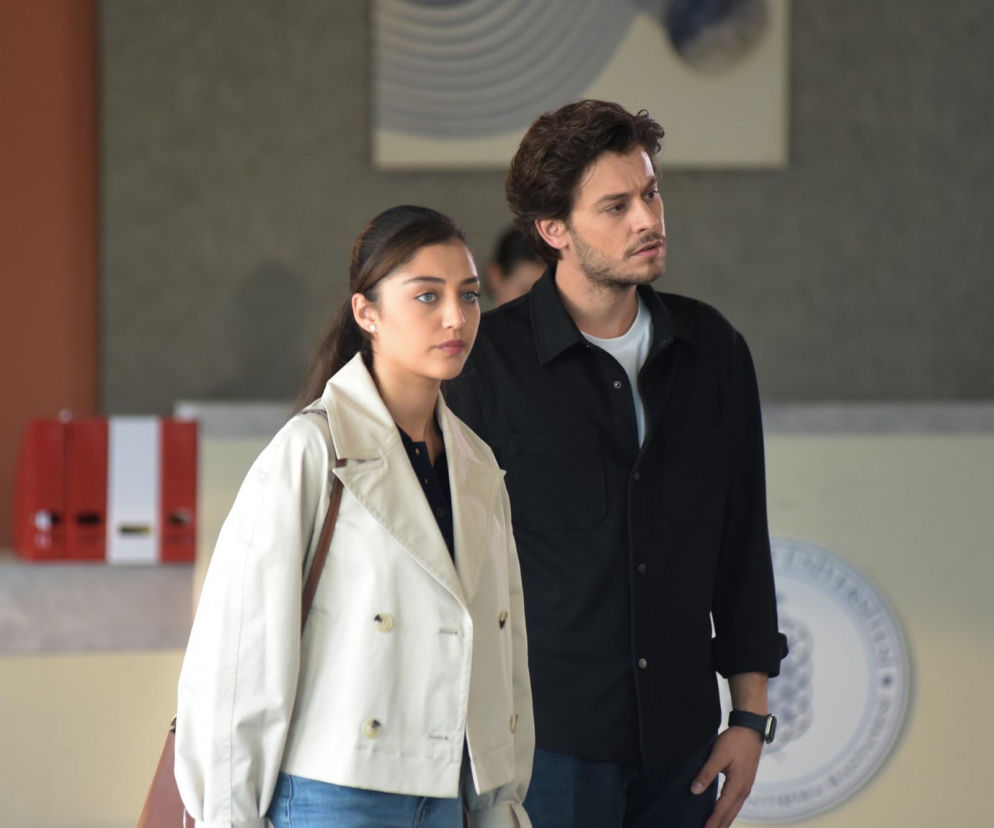Yasemin i Burak stoją obok siebie, patrząc w tym samym kierunku. O ich losach w serialu przeczytasz na SE Superseriale.