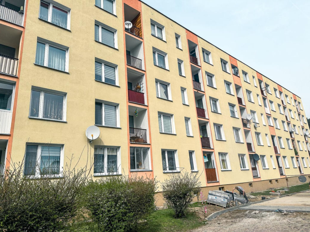 Emerytowany żołnierz wypchnął żonę z balkonu. Sąd nie miał litości!