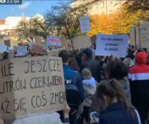 Strajk Kobiet w Łodzi: Protestujący idą ulicami miasta