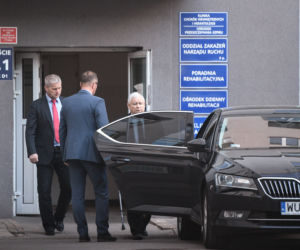 Jarosław Kaczyński wychodzi ze szpitala o kulach