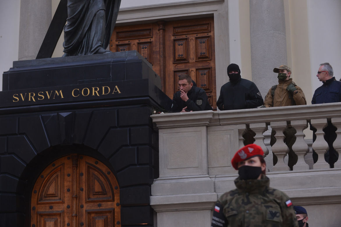 Wojsko pod kościołem św. Krzyża w Warszawie