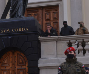Wojsko pod kościołem św. Krzyża w Warszawie