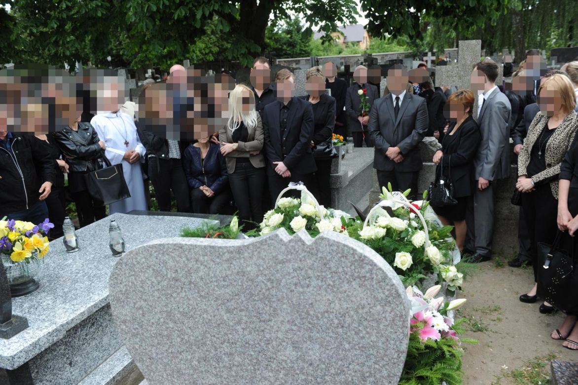 Dziennikarz zginął od jednego kopniaka. Przed śmiercią otrzymał w liście swój nekrolog. Umarł w klubowej toalecie