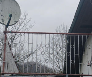 Michał Witkowski pod domem Violetty Villas