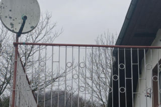 Michał Witkowski pod domem Violetty Villas