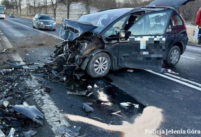 Radomierz. Osobówka wpadła w poślizg i wjechała w taksówkę. 8 osób w szpitalu