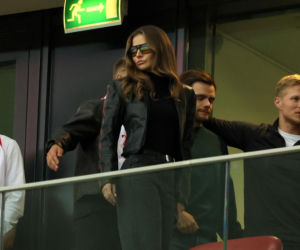 Anna Lewandowska z teściową i jej partnerem na meczu Polska - Bośnia