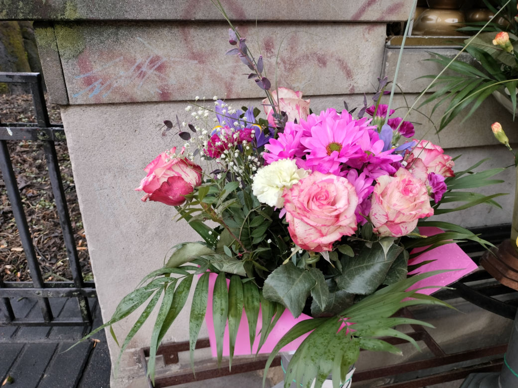 W Lublinie przed stoiskami z kwiatami długie kolejki. Sprawdziliśmy, jakie są ceny