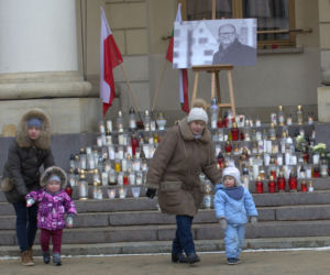 Lublin: Flaga miasta opuszczona do połowy masztu. W południe wybrzmiała „Cisza”