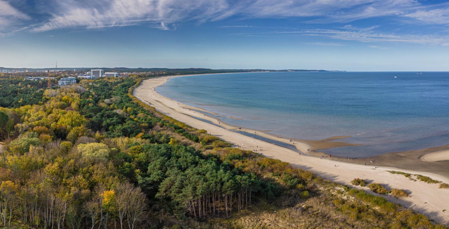 Oto najpiękniejsza plaża w Polsce według czytelników Travelist. Turyści nazywają ją "Majorką Północy"