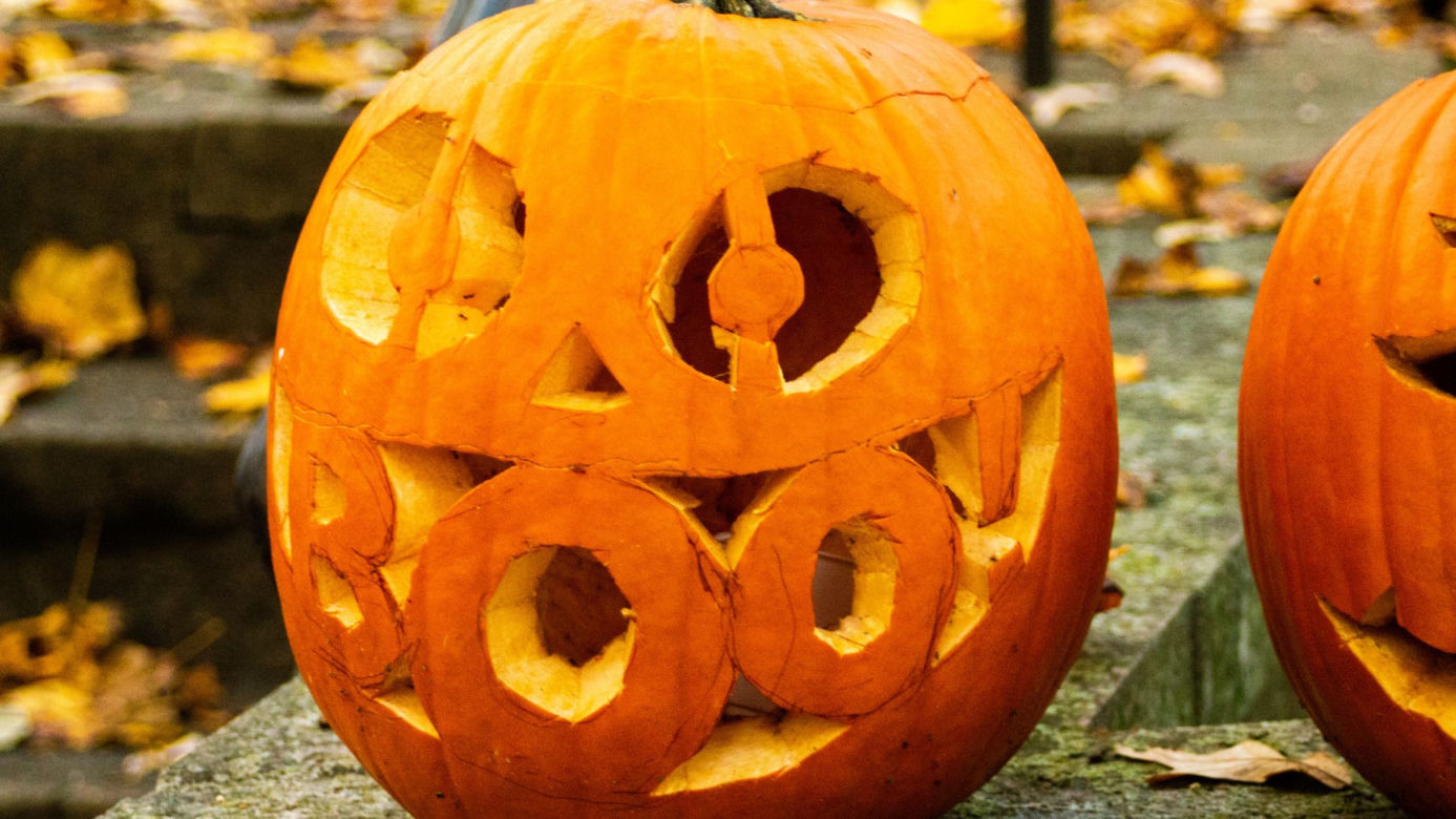 Dynia na Halloween. Jak zrobić krok po kroku? Straszne i śmieszne wzory [GALERIA]