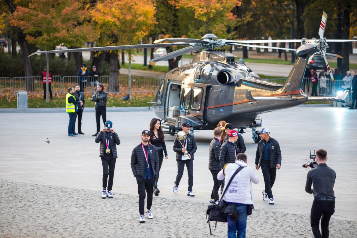 Limuzyna to za mało. Żużlowcy na galę przylecieli helikopterem [GALERIA, WIDEO]