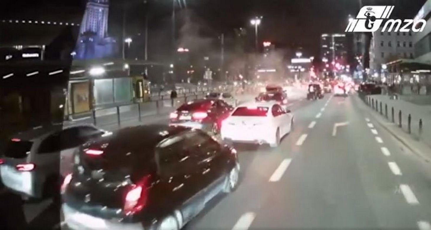Mercedes płonął przy Dworcu Centralnym. Na ratunek ruszył kierowca autobusu