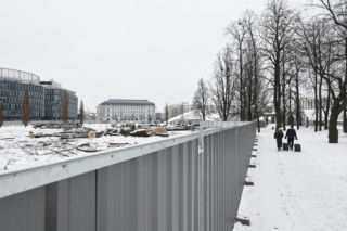 Rzeź drzew w parku w centrum Warszawy. Przygnębiający widok przed odbudową Pałacu Saskiego