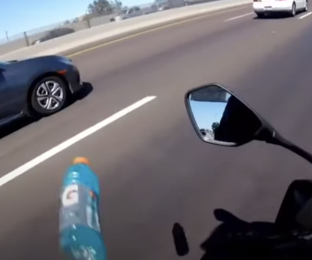 Kierowca rzuca butelką w motocyklistę