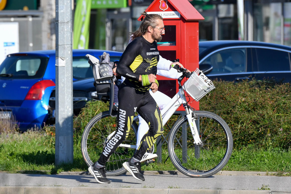Dziecko Glinki usnęło na rowerze 