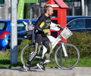 Dziecko Glinki usnęło na rowerze 
