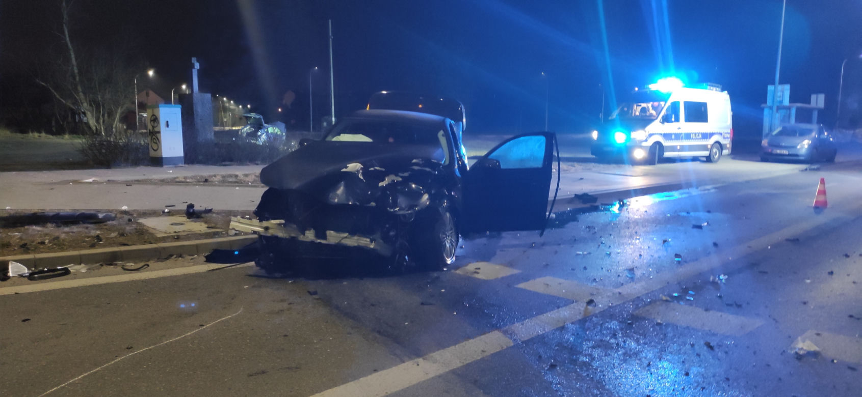 Potworne zderzenie toyoty z BMW w Piasecznie. Pogotowie zabrało rannego