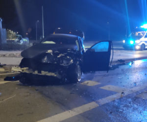 Potworne zderzenie toyoty z BMW w Piasecznie. Pogotowie zabrało rannego