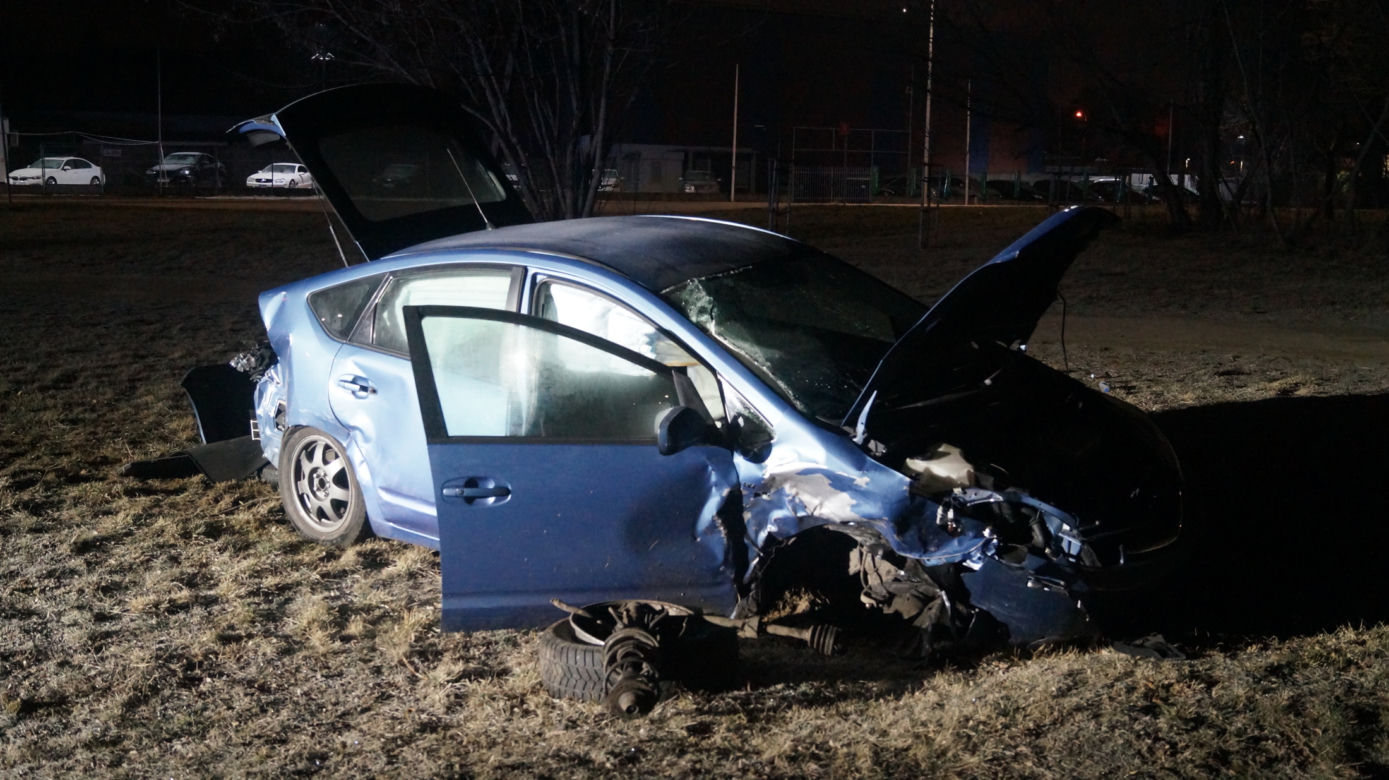 Potworne zderzenie toyoty z BMW w Piasecznie. Pogotowie zabrało rannego
