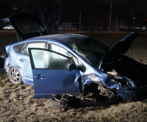 Potworne zderzenie toyoty z BMW w Piasecznie. Pogotowie zabrało rannego