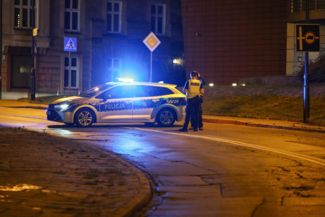 Wypadek w Krakowie. Nie żyją dwie osoby potrącone przez samochód na chodniku