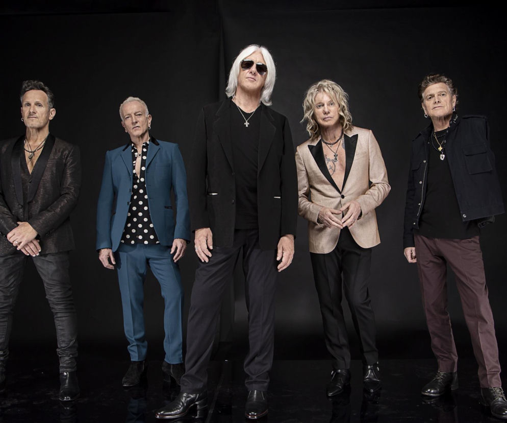 Muzycy Def Leppard pozują na czarnym tle. O nowym boxie zespołu Volume 4 przeczytasz na EskaRock.