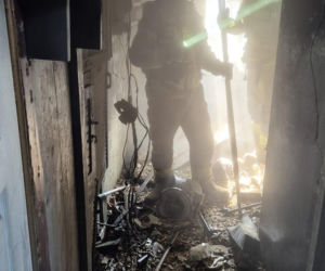 Wbiegli do zadymionej kamienicy, by ratować człowieka. Dramatyczne nagranie z akcji mrozi krew w żyłach